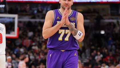 PP电子「中国」官方网站-46分7板11助8记三分球！卢卡一战刷爆多项NBA纪录，湖人赢麻了